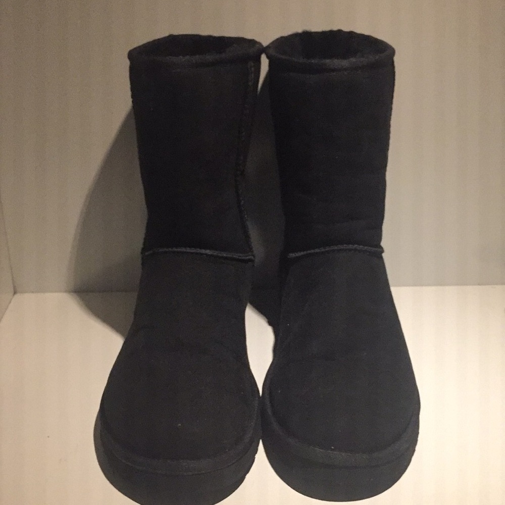 Black Short Uggs - Size 9